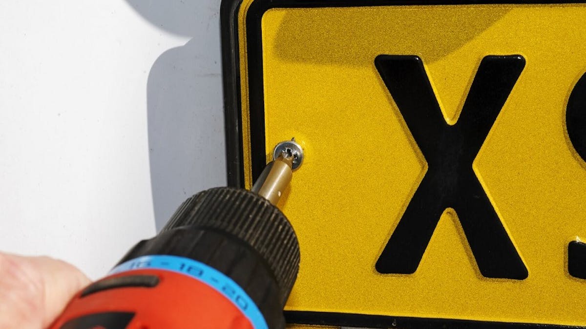 Installation d'une plaque d'immatriculation jaune
