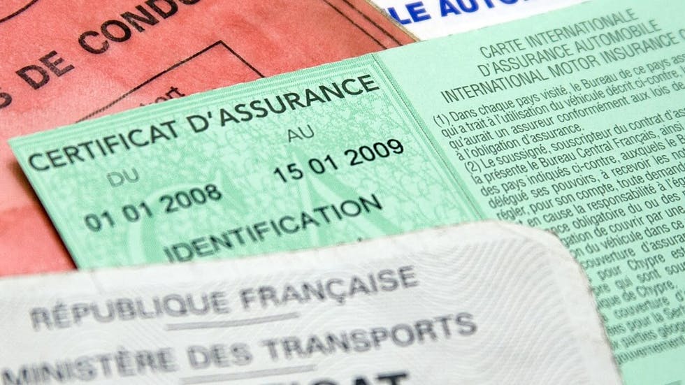 Certificat d'assurance accompagné d'un certificat d'immatriculation et d'un permis de conduire.