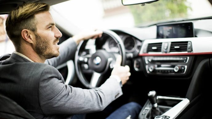 Jeune conducteur circulant en ville