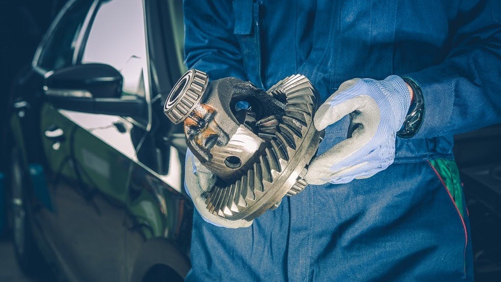 Garagiste changeant le differentiel d'un vehicule