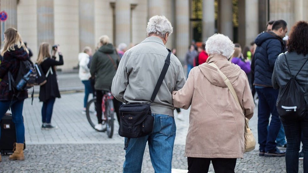 Couple de seniors marchant en agglomeration