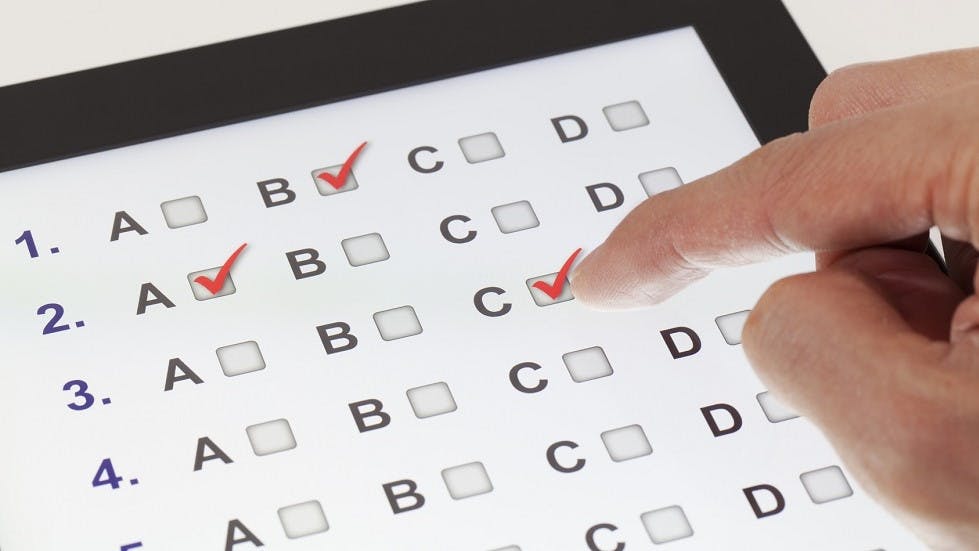 candidat repondant a un QCM sur une tablette tactile