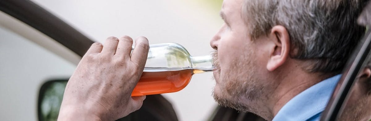 Automobiliste buvant de l'alcool au volant