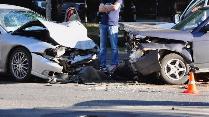 Deux automobiles a l'avant deforme suite a une collision frontale