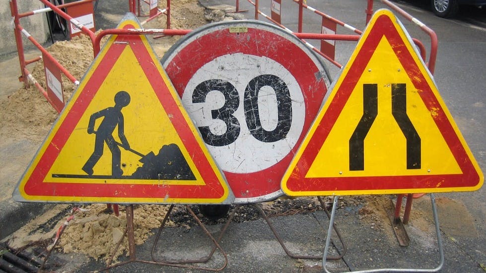 Panneau de danger temporaire indiquant la realisation de travaux sur la voie
