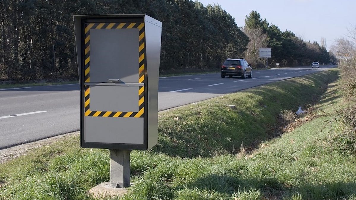 Radar automatique fixe de dos controlant un usager