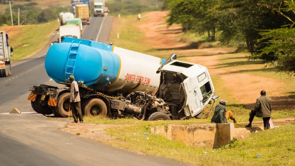 Camion de transport de matieres dangereuses victime d'une sortie de route au Kenya