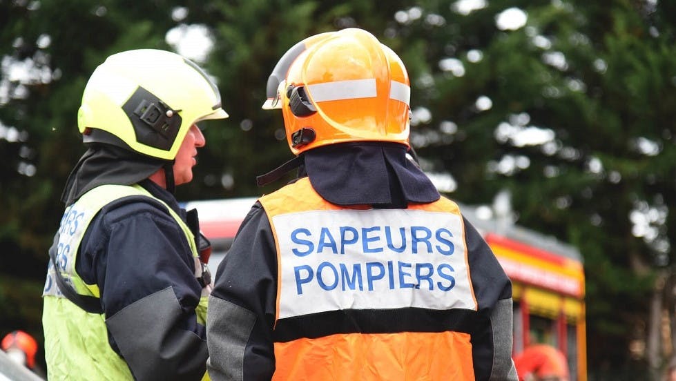 Sapeurs pompiers se préparant avant d'intervenir sur une zone dangereuse