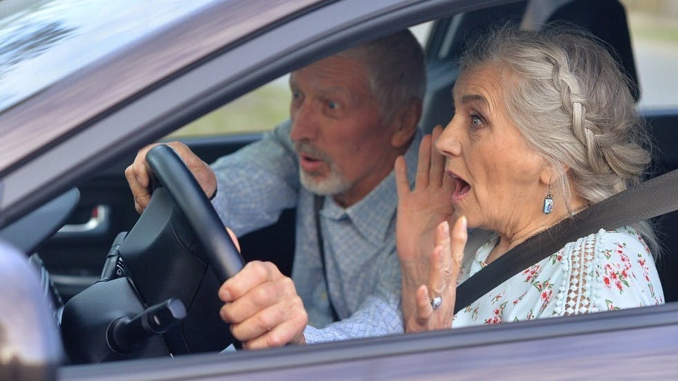 Couple d'automobilistes seniors pris dans un accident