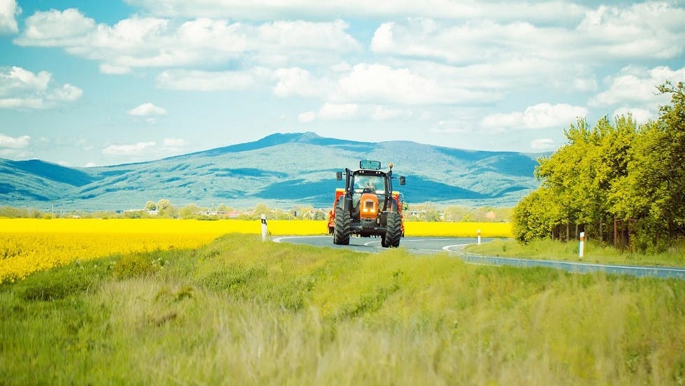 Tracteur circulant sur une route de campagne