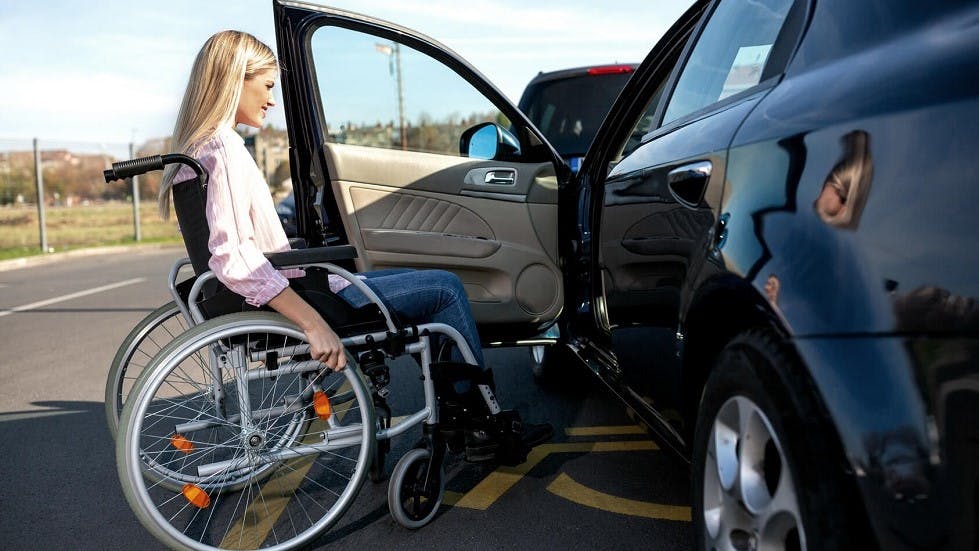 Conductrice handicapee montant dans son automobile