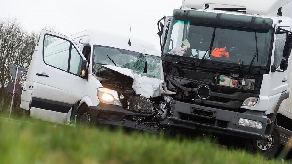 Accident de la route en un poids lourd et un utilitaire