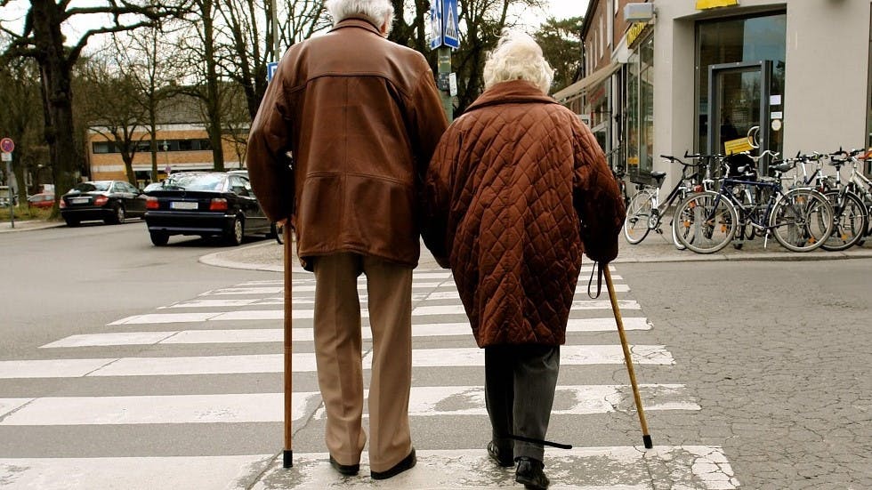 Couple de seniors traversant a un passage pieton