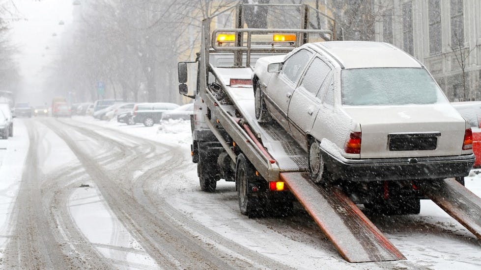 Depannage d'une automobile sous la neige