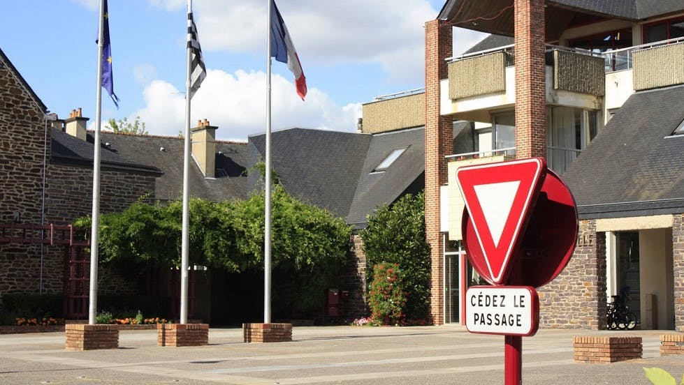 Panneau de signalisation de "cedez-le-passage"