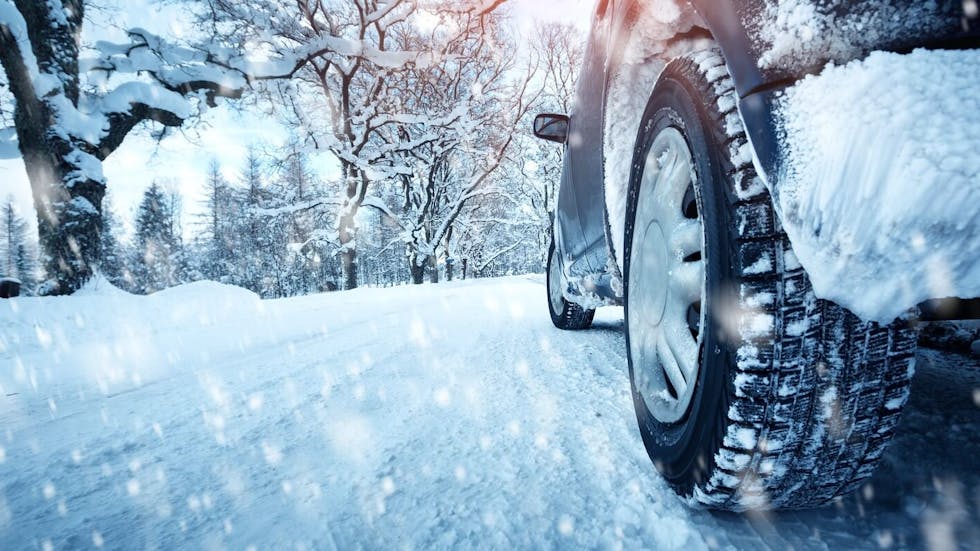 Photographie montrant une voiture équipée de pneus à neige