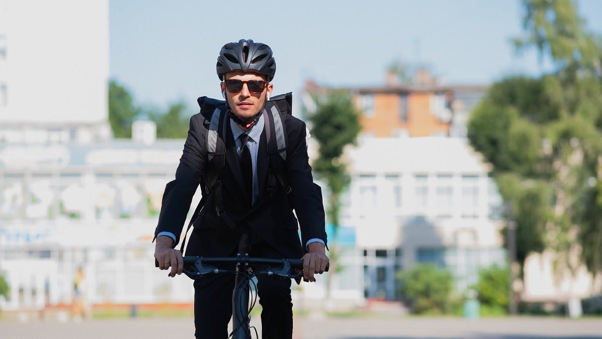 Cycliste portant un casque pour se rendre sur son lieu de travail
