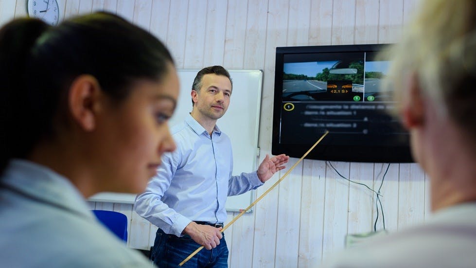Enseignant de la conduite encadrant des revisions du Code