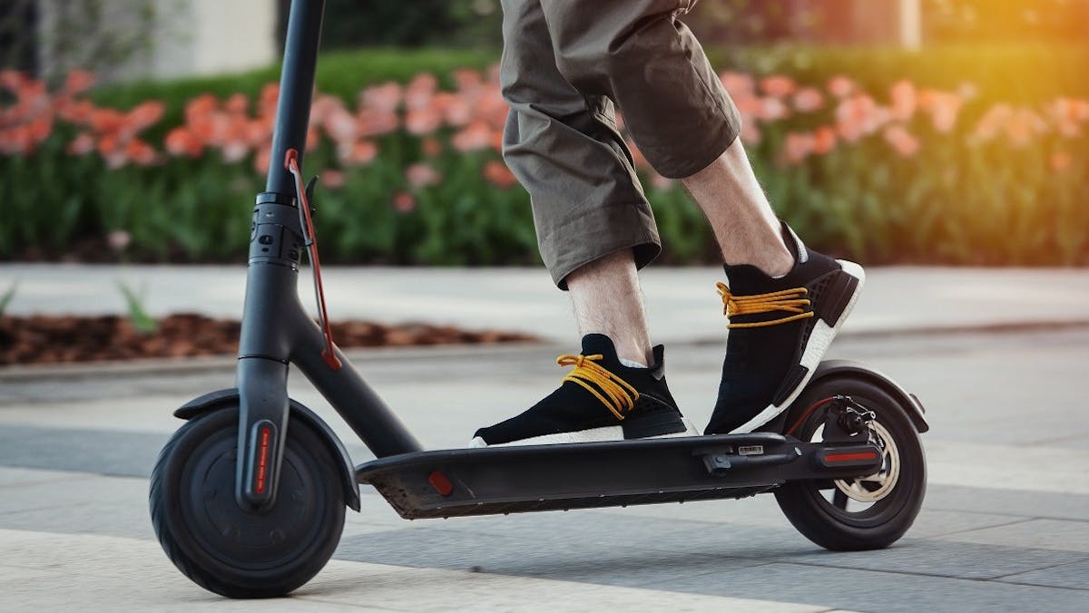 Conducteur sur une trottinette electrique