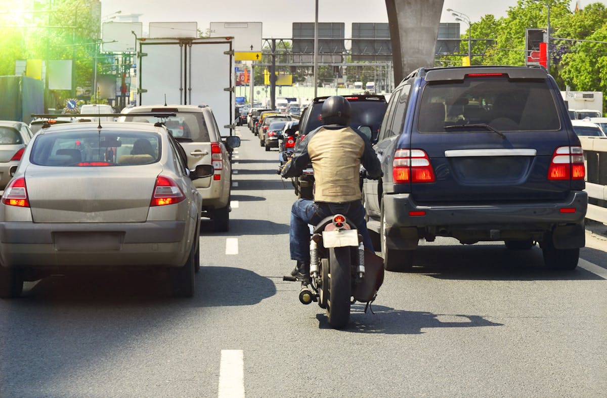 Moto circulant en interfile