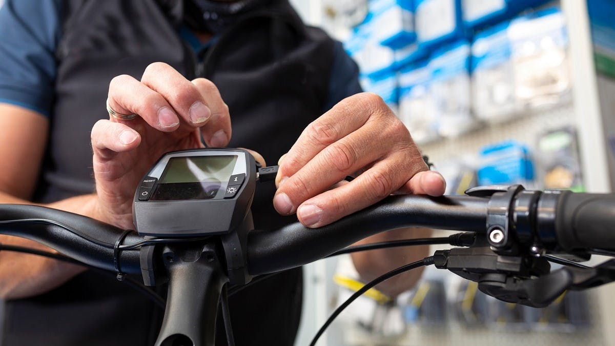 Vendeur de velos installant des dispositifs technologiques