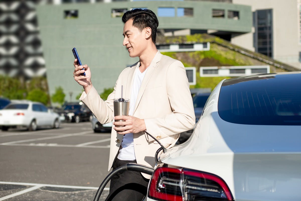 Conducteur chargeant sa voiture electrique neuve