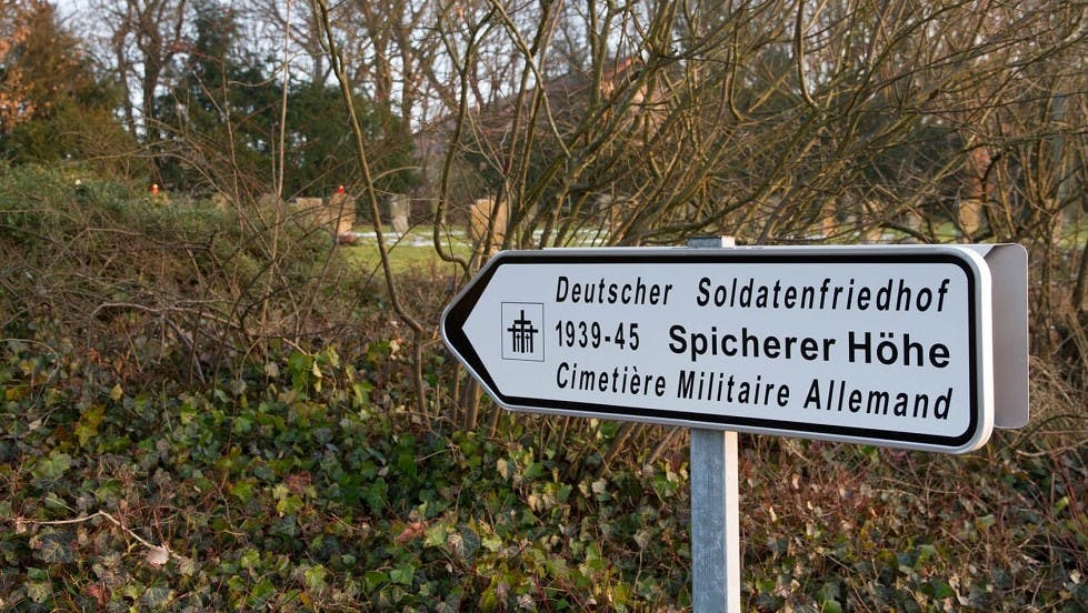 Panneau bilingue de cimetiere militaire allemand