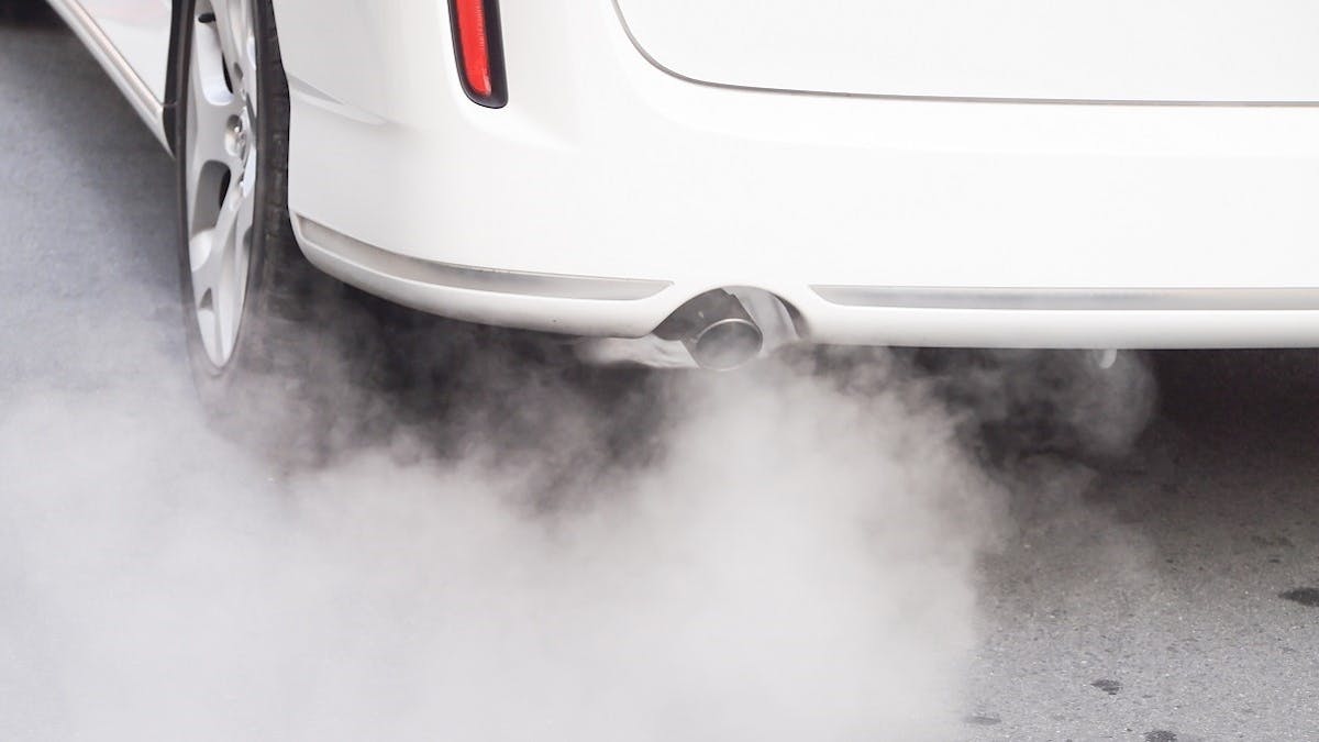 Voiture blanche polluant