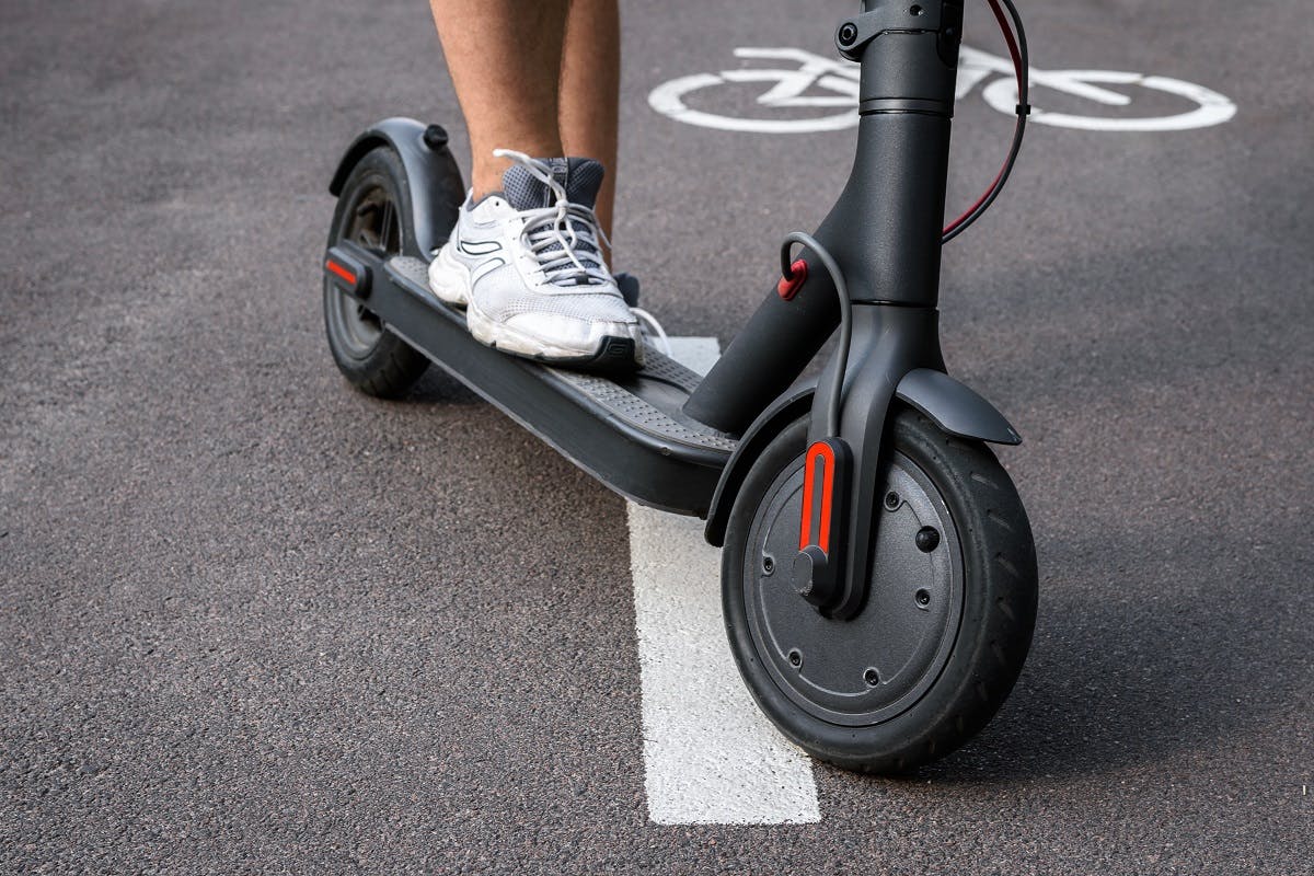 Usager en trottinette se rabattant sur une bande cyclable