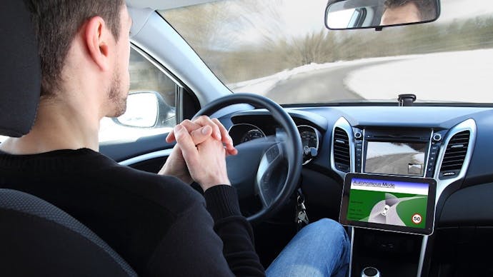 Usager participant aux essais d'une voiture autonome