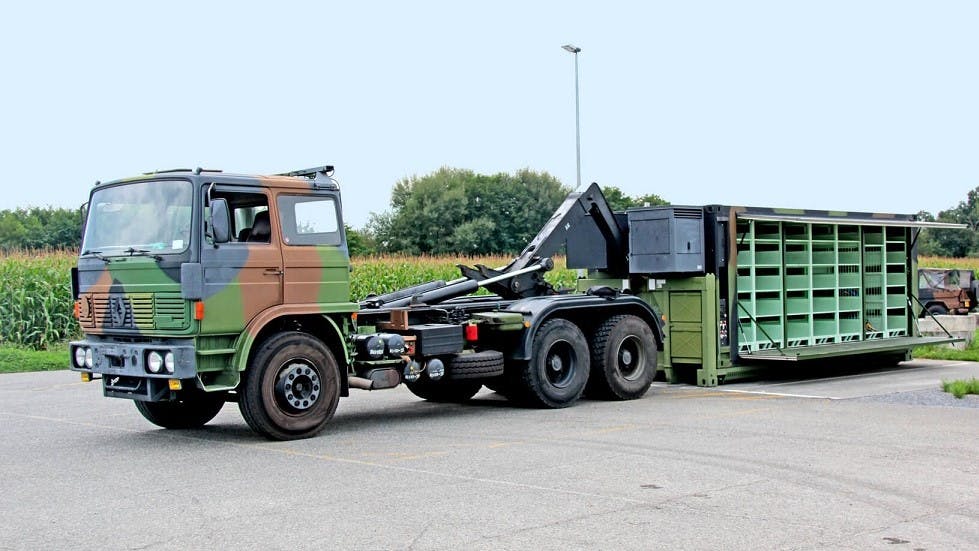 Camion de transport militaire