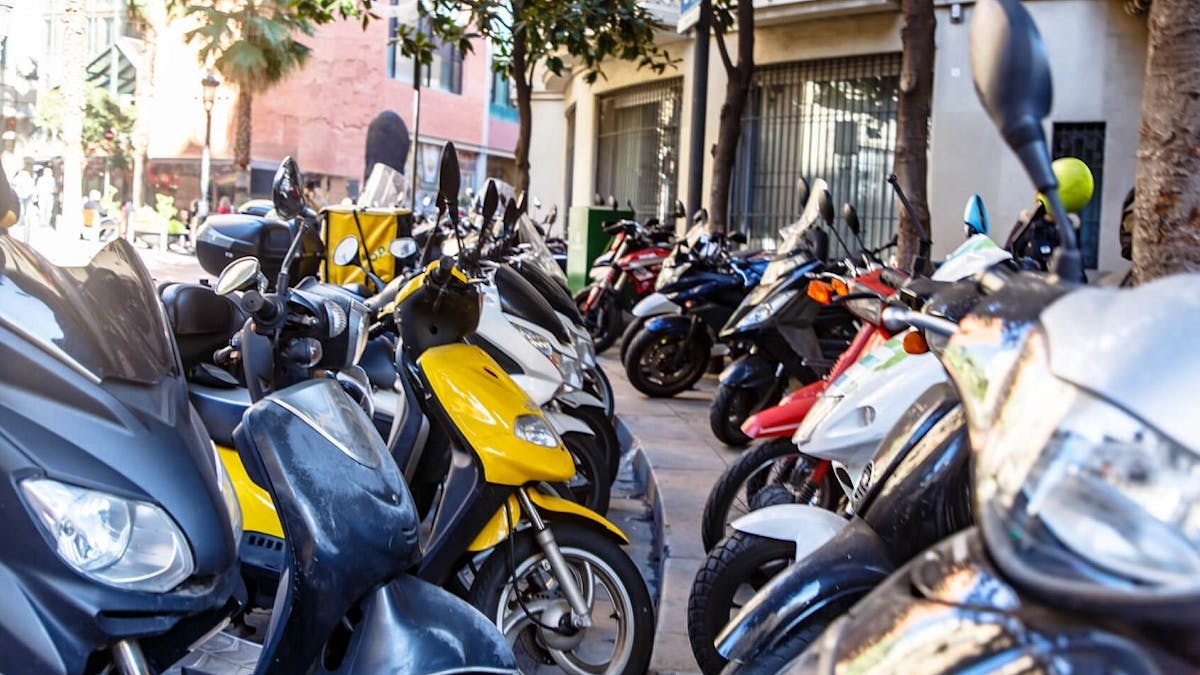 Groupe de deux-roues motorises en stationnement