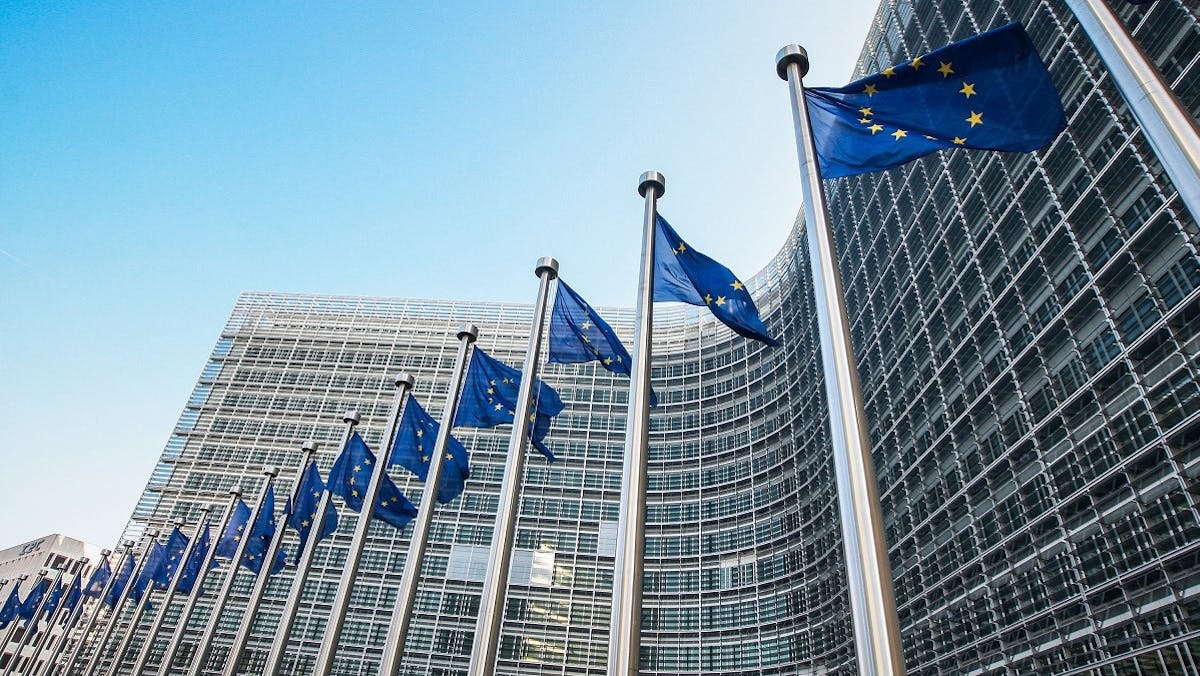 Drapeaux europeens devant la commission europeenne
