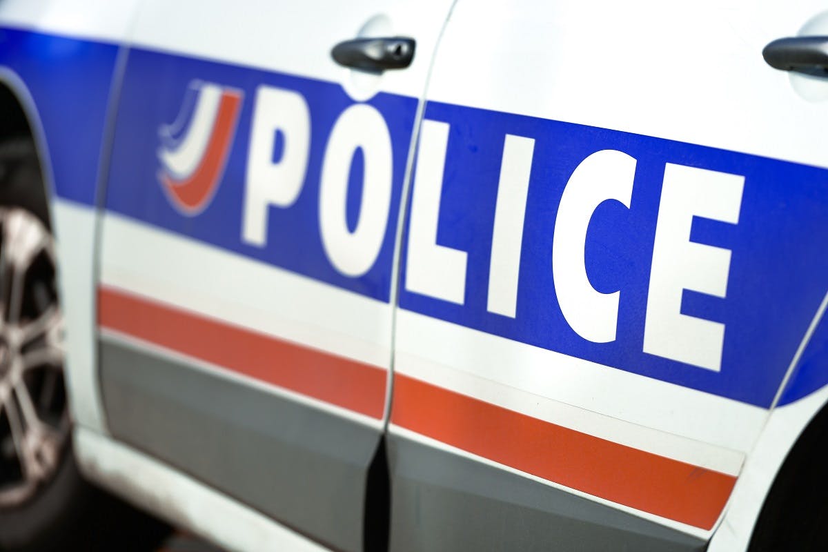 Marquage lateral present sur une voiture de police
