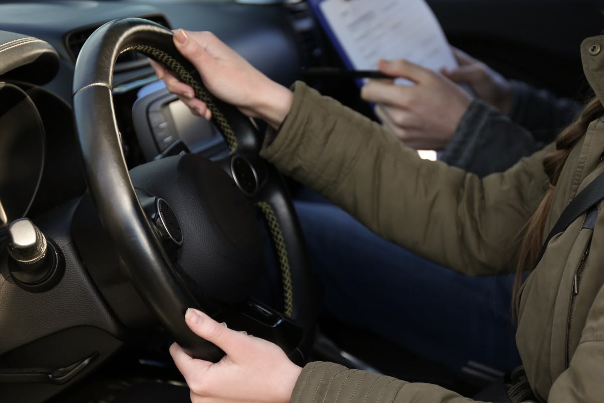 Candidat passant son examen du permis de conduire