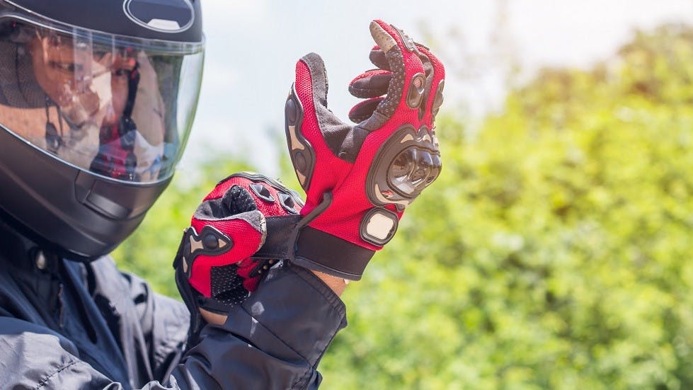 Motard portant des equipements de protection