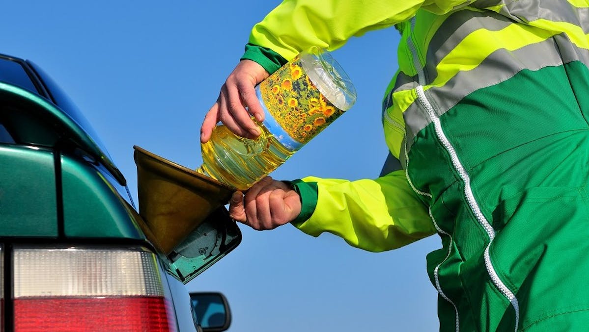 Remplissage du reservoir d'une automobile avec de l'huile vegetale