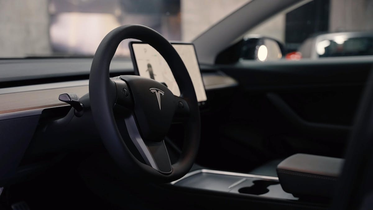 Volant d'une tesla et son écran tactile