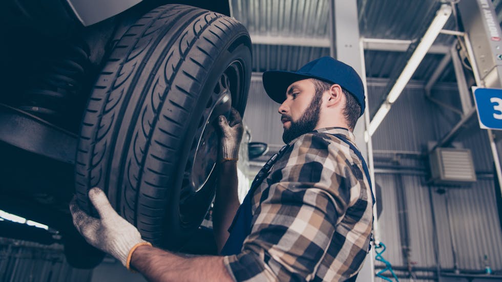 Garagiste en train de changer un pneu