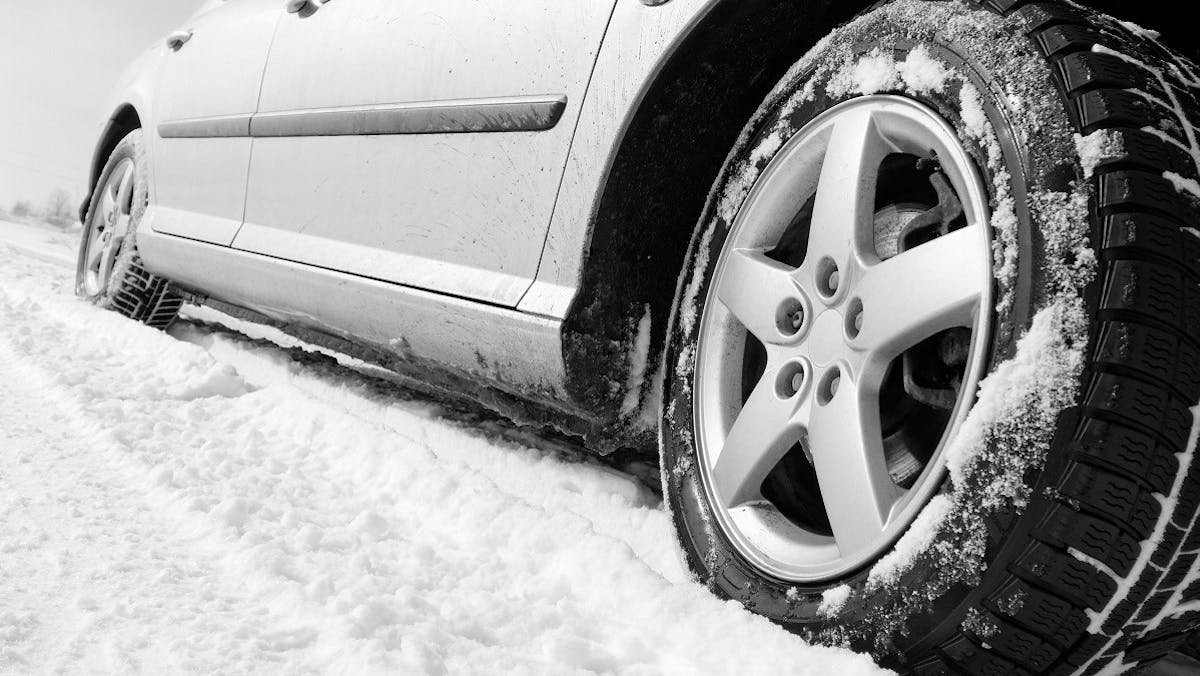 Pneus d'une voiture couverts de neige