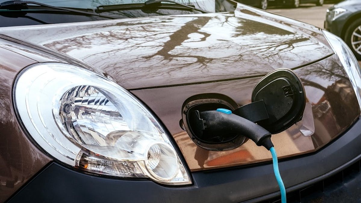 Utilitaire electrique branche sur une prise de recharge
