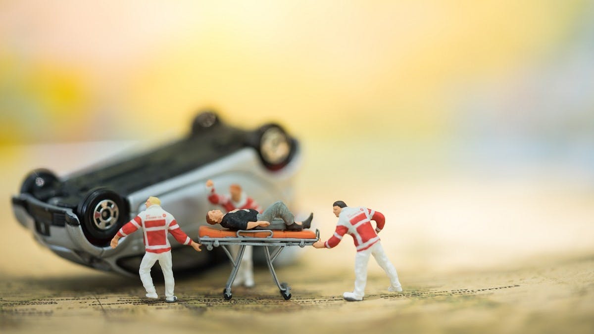 Figurines de soignants intervenant sur un accident de la route