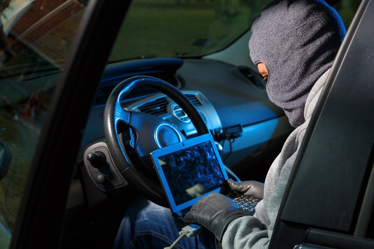 Voleur voiture utilisant ordinateur