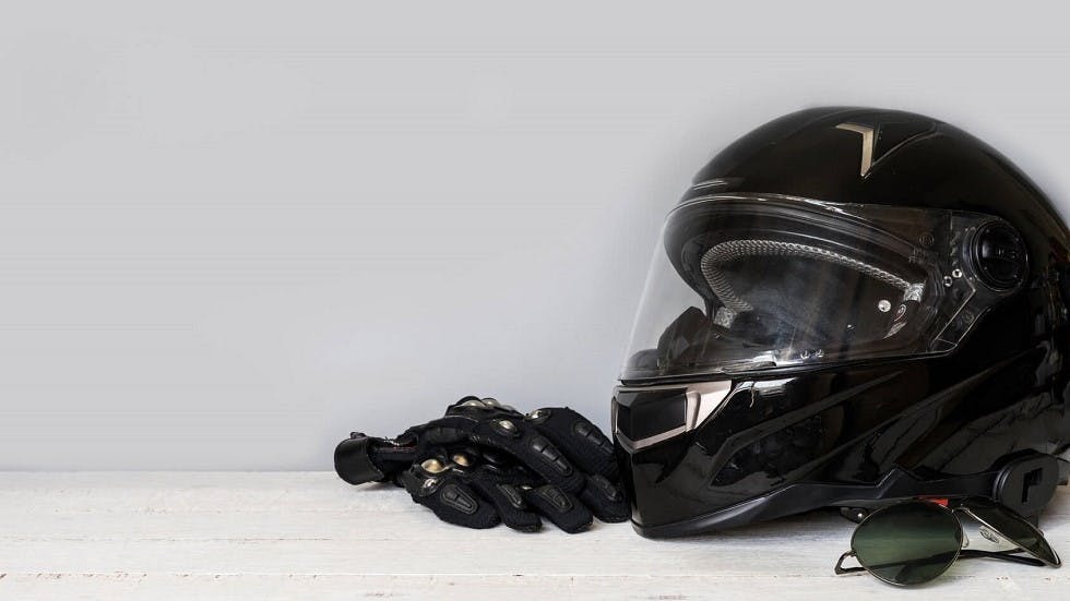 Casque et equipements de protection destines aux motards