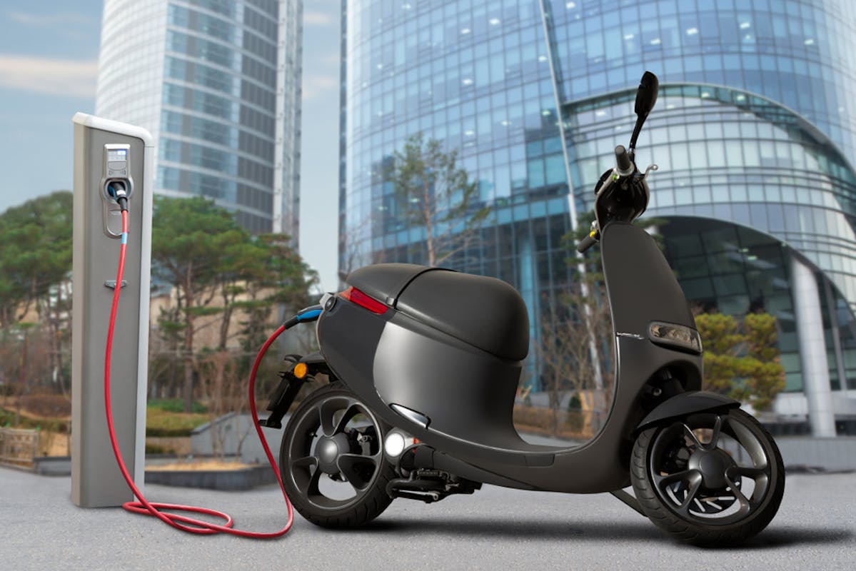 Scooter électrique en train de charger