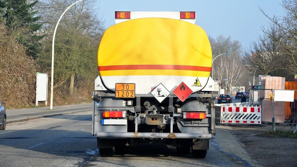 Plaques de signalisation d'n camion citerne transportant des matieres inflammables