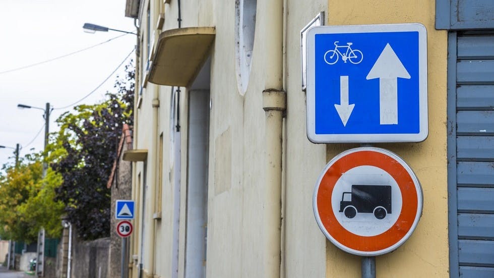 Panneau de double-sens cycliste et d'interdiction pour les camions