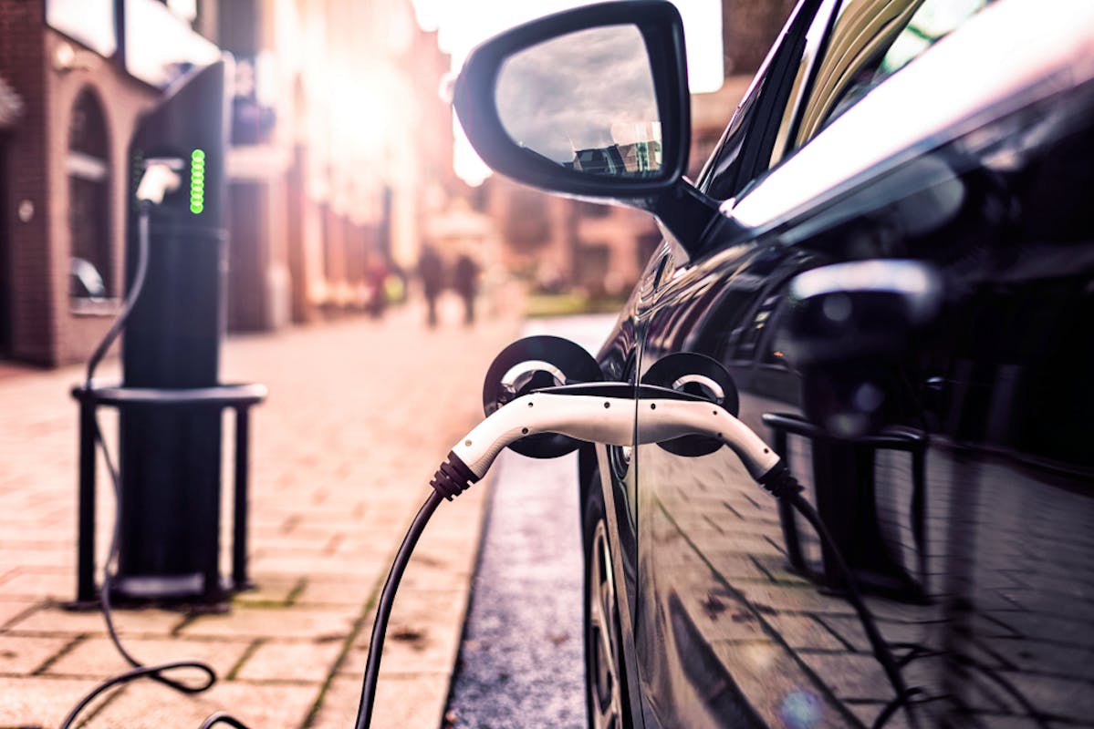 Voiture électrique branchée à sa borne de recharge