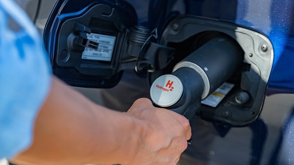 Plein d'une voiture a hydrogene a la pompe