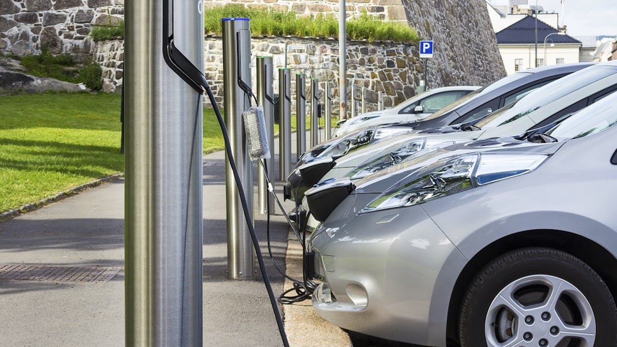 Voitures electriques branchees a des bornes de recharge